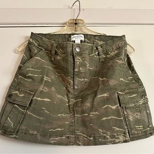 Arizona Jean Co green camo mini skirt—Size: 3 (Juniors)